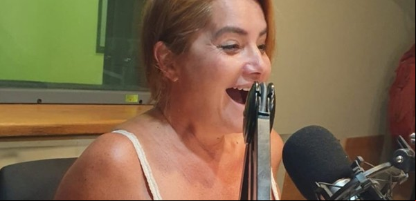 "Hace mucho calor": Nancy Pazos no soportó las altas temperaturas y condujo su programa en ropa interior