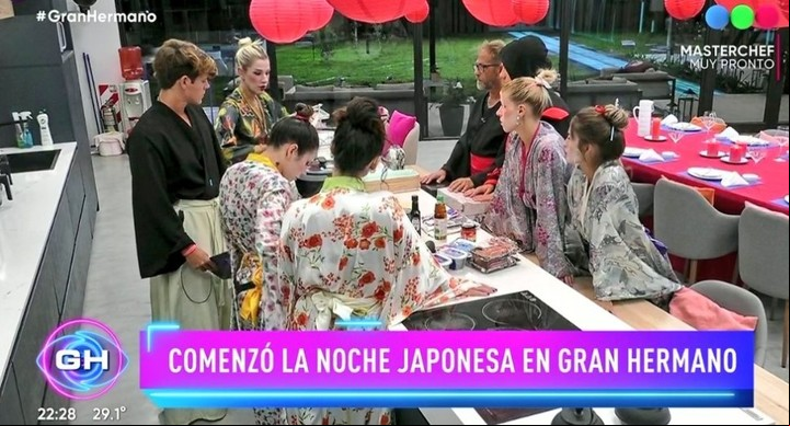 Revolución en la cocina: los habitantes de la casa tienen que preparar sushi y les está costando mucho. Captura TV.
