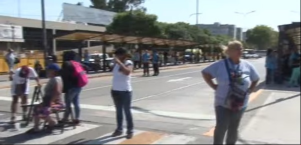 Protesta de manteros desalojados en Retiro: cortaron la calle frente a la estación de trenes en reclamo de un lugar para vender