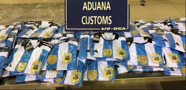 Llegó al país con cuatro valijas y al abrirlas descubrieron que tenía más de 300 camisetas de fútbol originales