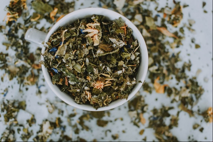 El té de manzanilla se puede preparar con las flores secas o con saquitos.