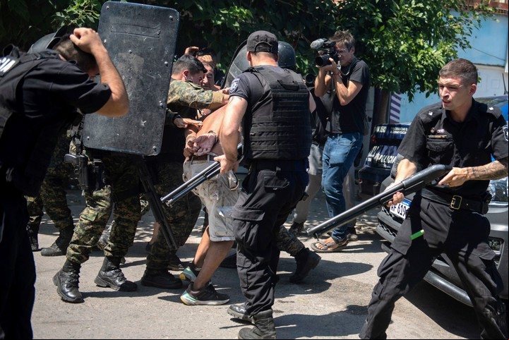 La Policía de Santa Fe se lleva detenido a unos de los presuntos asesinos de Máximo, el nene. Su muerte provocó una pueblada en Rosario. Foto Juan José García