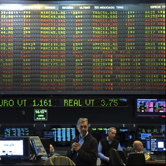 El escándalo cripto en los mercados: el Merval cayó 5,6% y el dólar superó los $1.200 en todas sus cotizaciones
