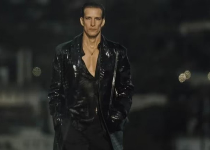 Iván de Pineda fascinó a todos con su desfile para Versace en Los Ángeles. Foto Instagram.
