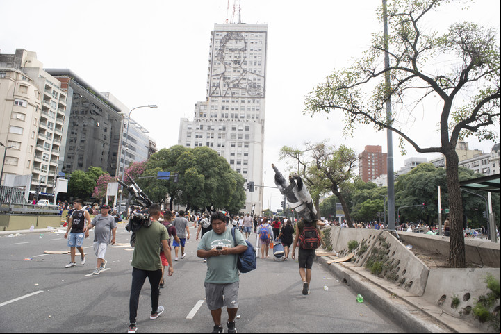 La 9 de Julio se prepara para varios días de protestas. Foto Rolando Andrade Stracuzzi.