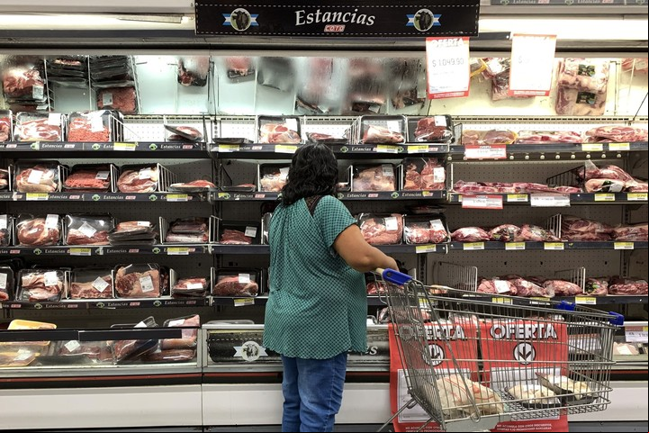 Por un acuerdo con el Gobierno los grandes supermercados deben ofrecer carne a valores especiales. Foto: AFP.