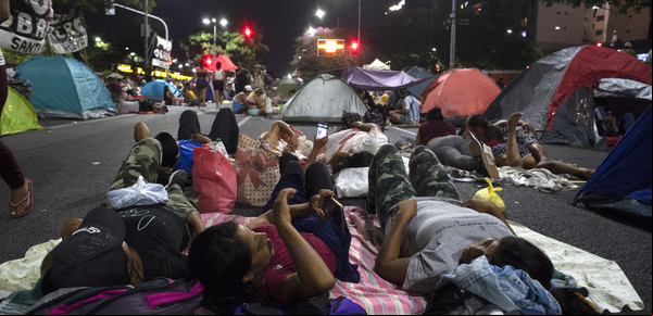 Caos en la 9 de Julio: piqueteros marcharon a Desarrollo Social y acampan en reclamo por los planes Potenciar Trabajo