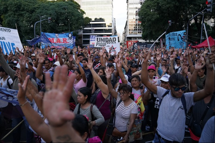 Una asamblea piquetera en plena 9 de Julio. Foto Juano Tesone.