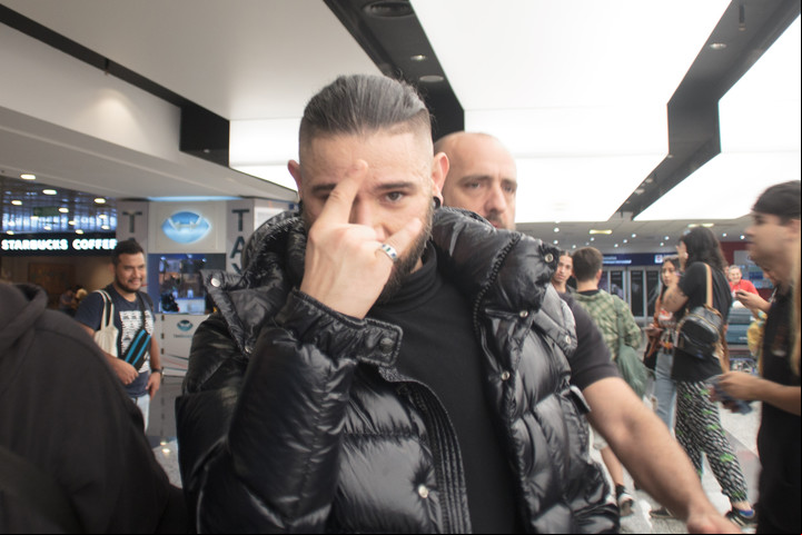 Skrillex, en el aeropuerto Ezeiza. Se encontró con Biza. Foto Ramiro Souto.