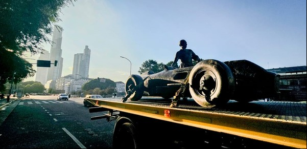 El día que el Chueco Fangio recorrió las calles de la Ciudad con la "flecha de plata"