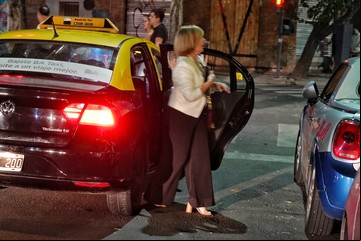 Reloj apagado, comisiones y delegados por WhatsApp: cómo funciona la mafia de los taxis que cobran tarifa fija
