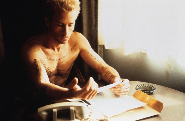 Christopher Nolan: las más exitosas películas del director de Batman. El actor Guy Pearce es el instrumento del director en su sorprendente Memento.