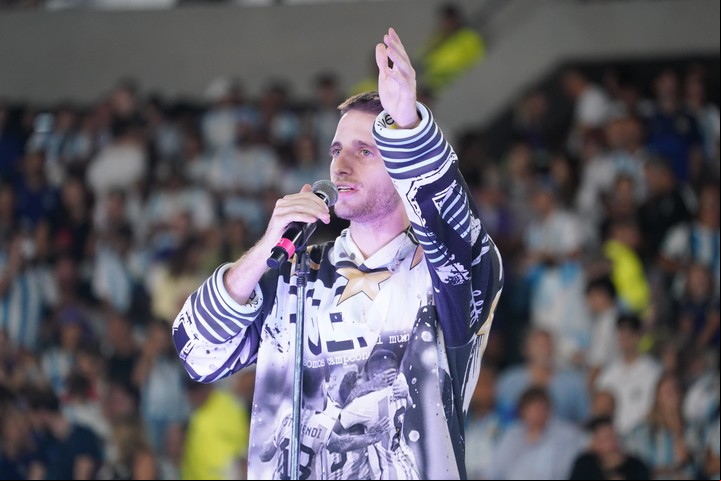 El "buzo del campeón" que usó Wos en los festejos de la Selección Argentina por la Copa del Mundo en River. Foto: Juano Tesone