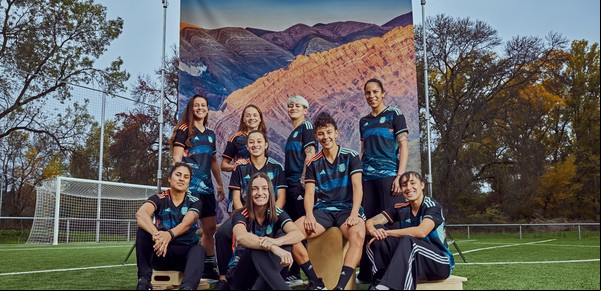 La selección femenina de fútbol presentó la camiseta suplente que usará en el Mundial: con varios colores y sin las tres estrellas