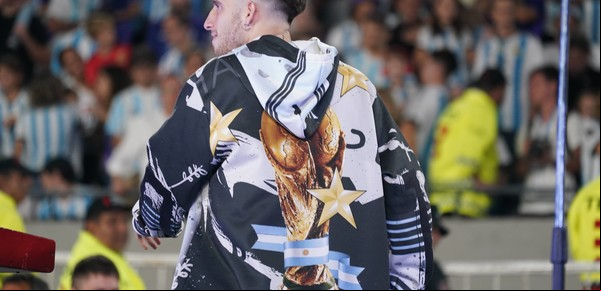 Un diseño exclusivo, entradas truchas y el milagro de Wos: la historia detrás del "buzo del campeón"