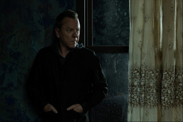 Kiefer Stherland en Rabbit Hole, la serie serie de Paramount+.
