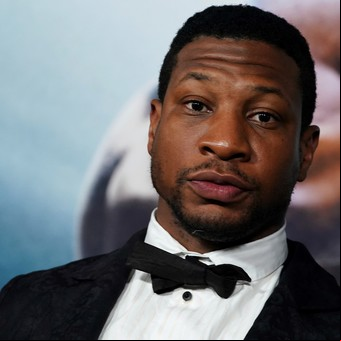 Tras su arresto, la abogada de Jonathan Majors dice que el actor es "inocente" y "probablemente la víctima"