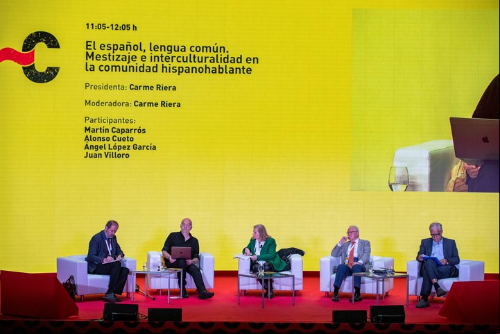 “La palabra español es peliaguda”, dijo desde el escenario Caparrós. Foto EFE/Román Ríos.