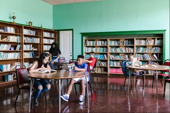 Abrir un libro no es solo un acto de placer sino también un hábito muy positivo para el cerebro. Foto: Pexels.