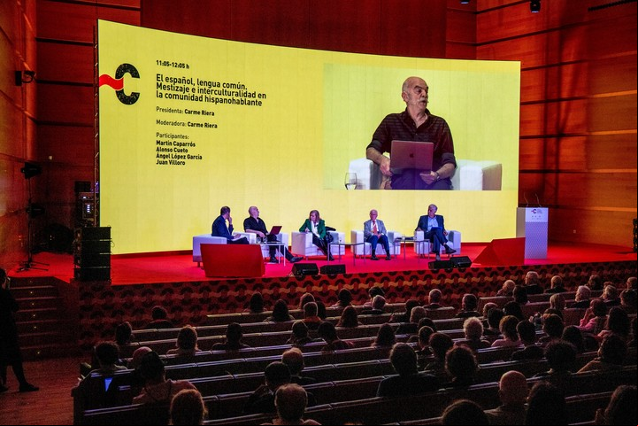 La académica Carme Riera modera la mesa de debate. EFE/Román Ríos.
