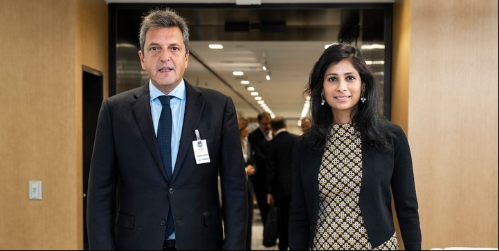 El ministro Sergio Massa con la número dos del FMI, Gita Gopinath, este miércoles en Washington.