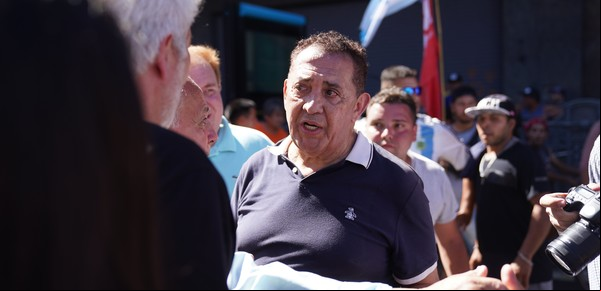 Papelón de Luis D'Elía: dijo que Massa era "el nuevo Presidente de la Argentina" y festejó antes de los primeros resultados