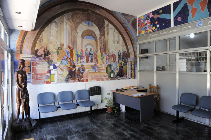 El hall de entrada de la escuela de Bizarrap, en Haedo. Los murales son una constante en las paredes (Foto: Juan Manuel Foglia)