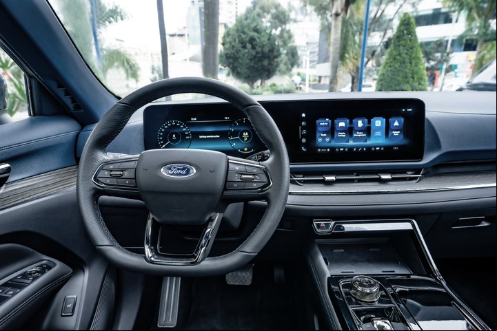 Doble pantalla en el habitáculo del Ford Territory.