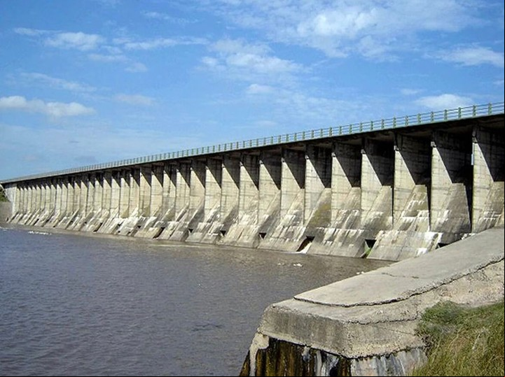 El Dique Roggero, una mega obra que se inauguró en 1972 para regular el cauce del Río Reconquista y evitar desbordes.