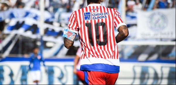En 2022 pelearon el descenso y, con un regalo de Messi como amuleto, ahora van punteros