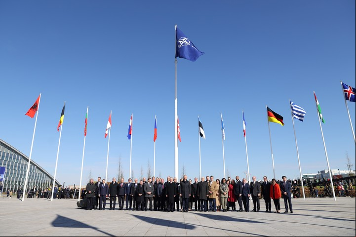 Funcionarios de la OTAN, este martes, durante una ceremonia por la entrada de Finlandia a la alianza, en su sede central de Bruselas, Bélgica. Foto: AP