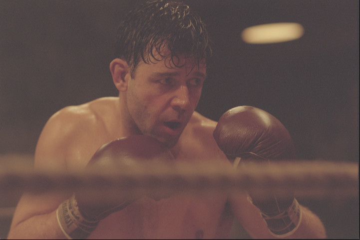 En el rodaje de "Cinderella Man" ("El luchador") se dislocó un hombro.