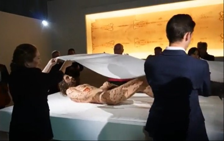 La escultura forma parte del final de una exposición sobre la Sábana Santa. Captura video