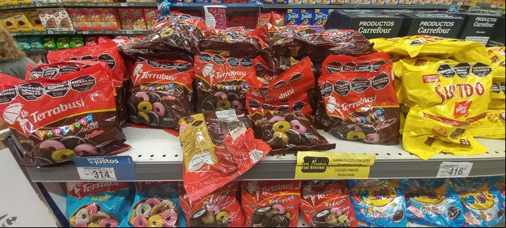 En la góndola de las galletitas dulces casi todas las opciones tienen ahora varios octógonos negros. Foto: Marcelo Carroll.