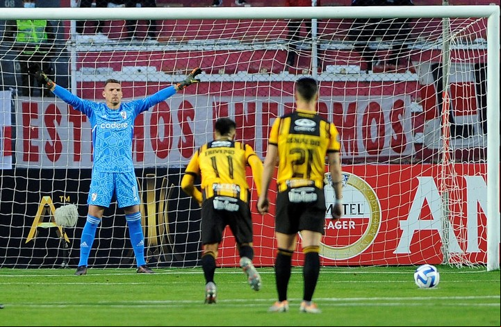 Armani frente a Triverio: fue el 1-0 para el equipo boliviano. Foto: JORGE BERNAL / AFP.