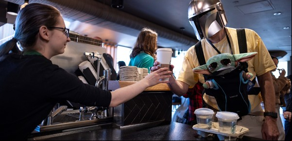 Cientos de fans disfrazados llenaron la Star Wars Celebration en Londres, donde hubo grandes anuncios de la saga