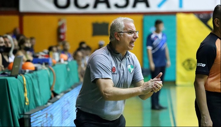 Claudio Arrigoni solo dirigió ocho partidos a Atenas esta temporada. Foto: Prensa Liga Nacional de Básquetbol.
