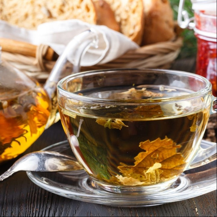 El té verde no demasiado caliente.