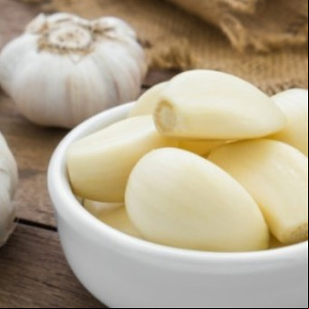¿Cuál es la mejor manera de comer ajo crudo y para qué sirve?