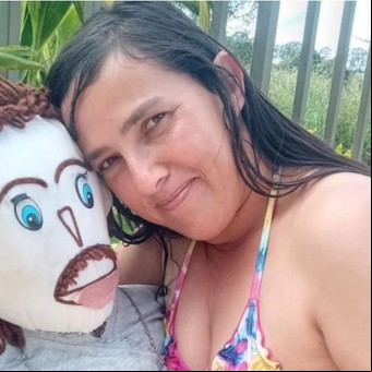 Se casó con un muñeco de trapo y afirma que está "embarazada" de él