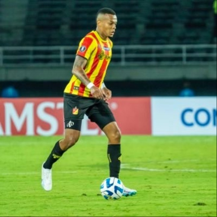 Kevin Aladesanmi, en acción para el Pereira. Ahora enfrentará a Boca. (@Kevin Aladesanmi)
