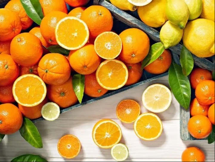 Vitamina C se encuentra en frutas cítricos como naranja, pomelo o limón.