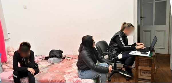 Rescatan a 13 víctimas de trata en un prostíbulo de Microcentro y arrestan a una mujer que las explotaba