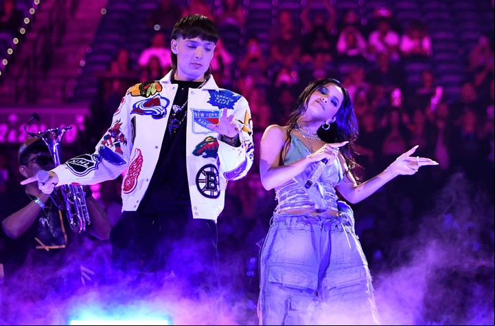 Peso Pluma con Becky G durante una presentación en los Latin American Music Awards. Foto: AFP.