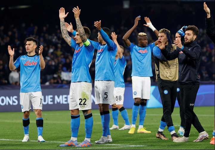 Napoli le sacó 14 puntos a Lazio, que ya jugó, y visita a la Juventus, que está a 16. Tras esta fecha quedarán 21 puntos en disputa. Foto: REUTERS/Ciro De Luca.