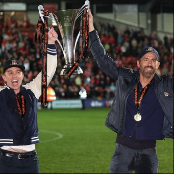 Ascendió Wrexham, el club de Ryan Reynolds: la emoción del actor y la fiesta de un pueblo que sueña con más gloria