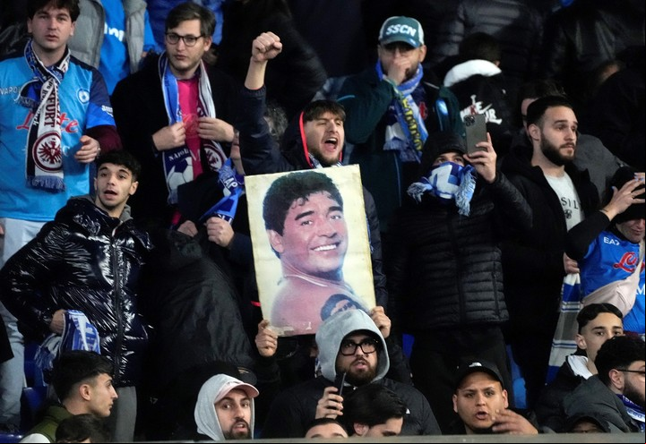 Napoli y Diego, una comunión constante en las tribunas del estadio que lleva el nombre del Diez. Foto: AP Photo/Gregorio Borgia.