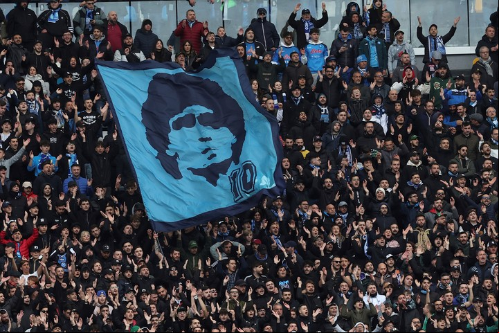 La hinchada del Napoli y Diego. Foto: Alessandro Garofalo/LaPresse via AP.