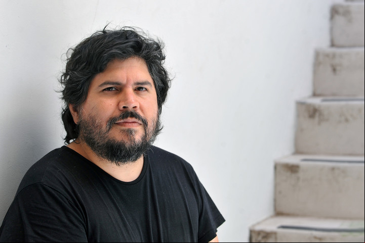 Santiago "Santi Motorizado" Barrionuevo, cantante, bajista y compositor de la banda platense El Mató a un Policía Motorizado. Foto: Juan Manuel Foglia.