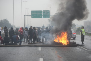 Vecinos cortan la autopista Riccheri y hay importantes demoras en el tránsito